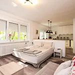 Nanis Place In